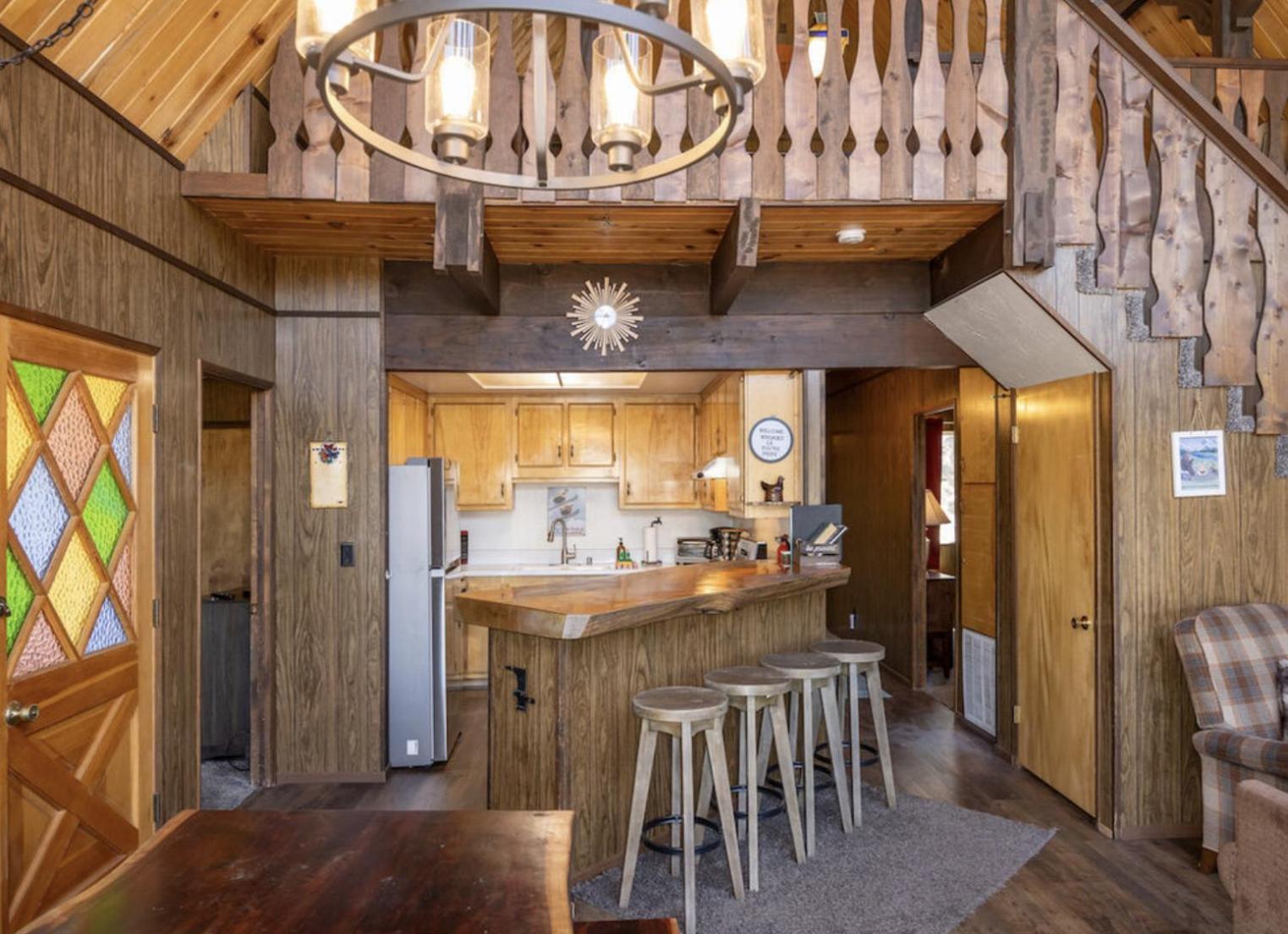 Ith Big Bear & Hostal